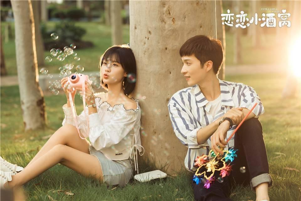 八卦说；章子怡的眼神也许只有女人才能懂！看她离婚后，好像突然